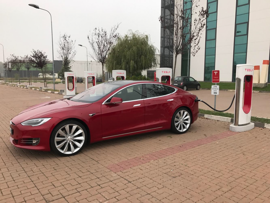 Tesla Model S 100D impegnata durante una ricarica